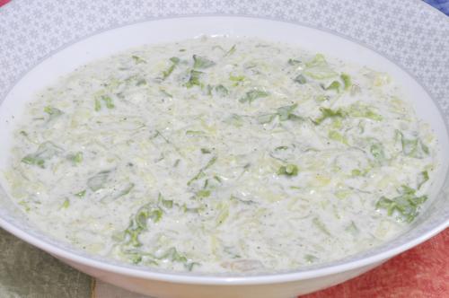 Pražský letní salát s jogurtovou zálivkou  – Snadné recept z Česko kuchyně, hotový za Do 30 minut